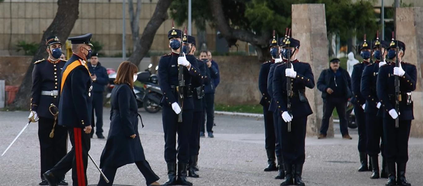  Απίστευτο βίντεο: Σκύλος διαμαρτύρεται στην ΠτΔ (προφανώς γιατί κέντησε την γάτα στο μαξιλάρι της)